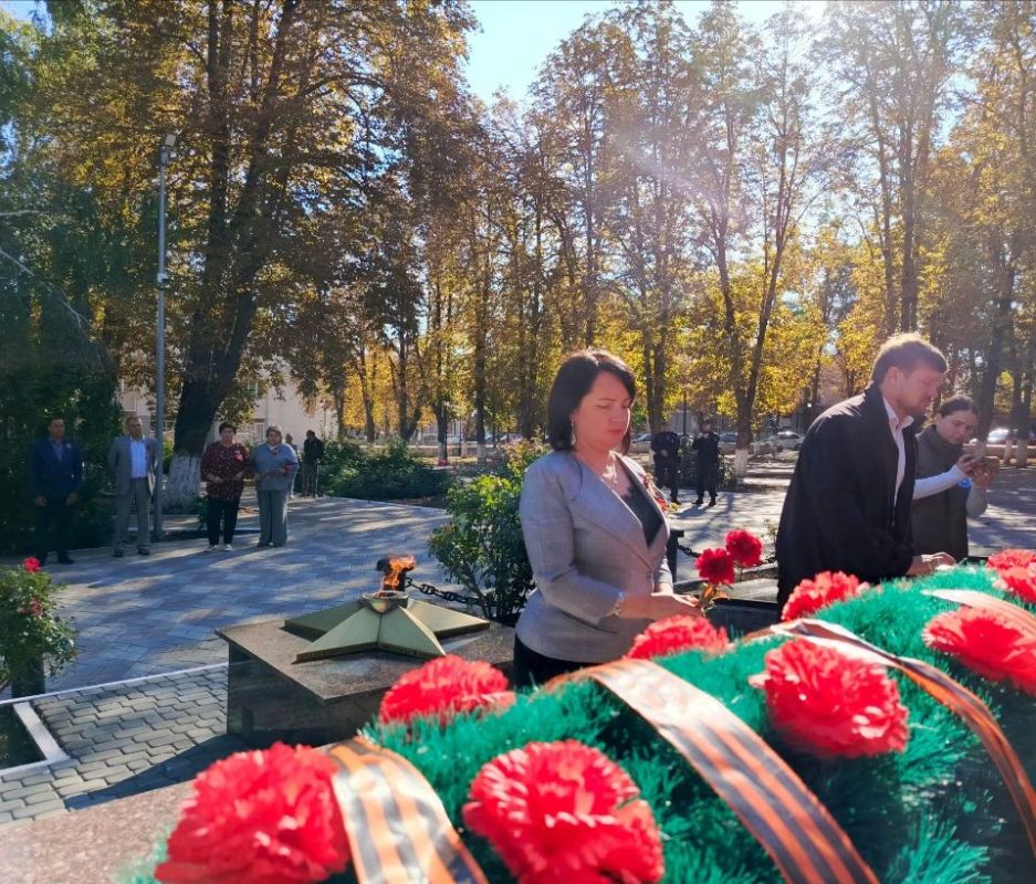 Константин Зинченко: Сегодня, в День освобождения Донбасса совместно с председателем муниципального совета Таймуразом Арсоевым, первым заместителем главы Иваном Борзых, заместителями главы Еленой Снисаренко, Олегом Сидоренко... Константин Зинченко: Сегодня, в День освобождения Донбасса совместно с председателем муниципального совета Таймуразом Арсоевым, первым заместителем главы Иваном Борзых, заместителями главы Еленой Снисаренко, Олегом Сидоренко...