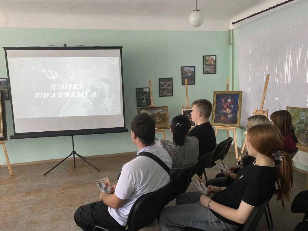 Сотрудники Дебальцевского городского музея провели час памяти, посвященный Дню освобождения Донбасса Сотрудники Дебальцевского городского музея провели час памяти, посвященный Дню освобождения Донбасса