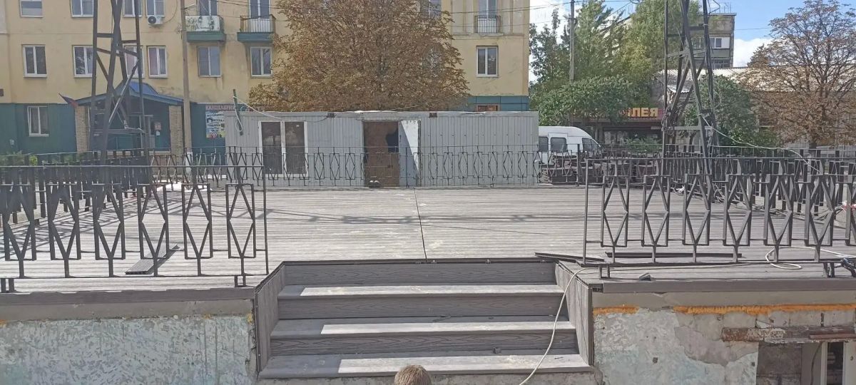 В Дебальцево продолжается благоустройство Центральной площади В Дебальцево продолжается благоустройство Центральной площади