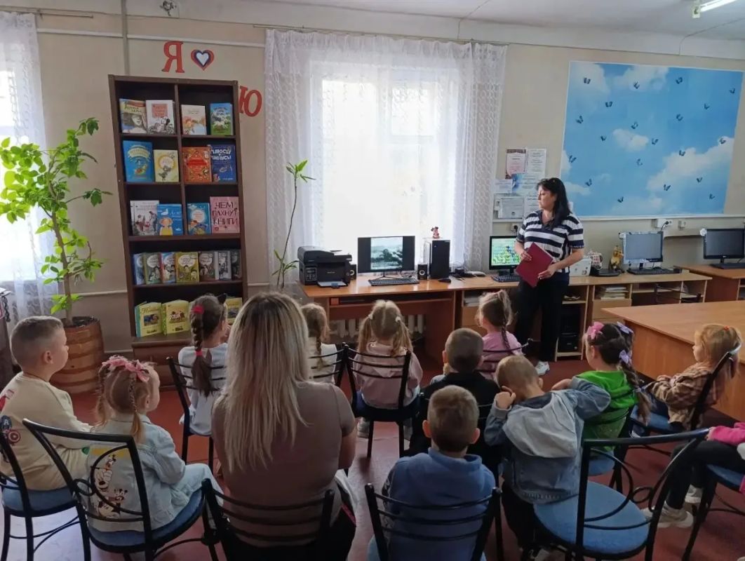 Сегодня в библиотеке-филиале №6 прошел инфо-урок памяти «540 дней мужества», посвящённый 83-й годовщине Освобождения Донбасса от немецко-фашистских захватчиков Сегодня в библиотеке-филиале №6 прошел инфо-урок памяти «540 дней мужества», посвящённый 83-й годовщине Освобождения Донбасса от немецко-фашистских захватчиков