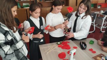 Обучающиеся 5 класса Портовской школы провели памятное мероприятие, посвященное Дню единых действий — 83-й годовщине освобождения Донбасса от немецко-фашистских захватчиков