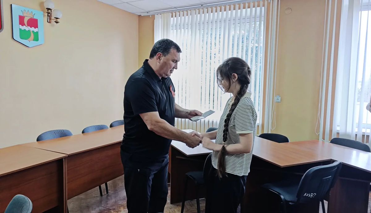 Игорь Лызов: В Амвросиевке Юным Гражданам Торжественно Вручили Паспорта Игорь Лызов: В Амвросиевке Юным Гражданам Торжественно Вручили Паспорта