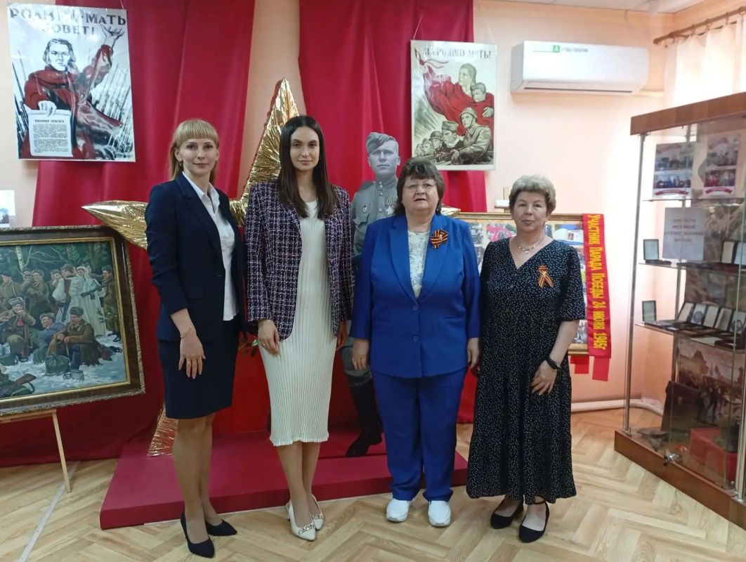 Уникальный подарок, раритет с необычной историей сегодня передала в дар Ясиноватскому городскому музею уполномоченный по правам ребенка Донецкой Народной Республики Таисия Чернявская Уникальный подарок, раритет с необычной историей сегодня передала в дар Ясиноватскому городскому музею уполномоченный по правам ребенка Донецкой Народной Республики Таисия Чернявская