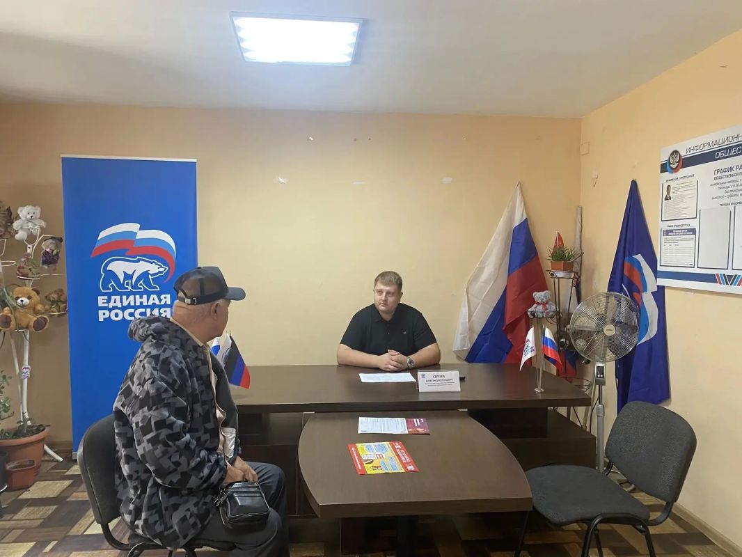 Сегодня заместитель главы администрации округа Александр Сергеев провел личный прием в общественной приемной в Ясиноватой Сегодня заместитель главы администрации округа Александр Сергеев провел личный прием в общественной приемной в Ясиноватой