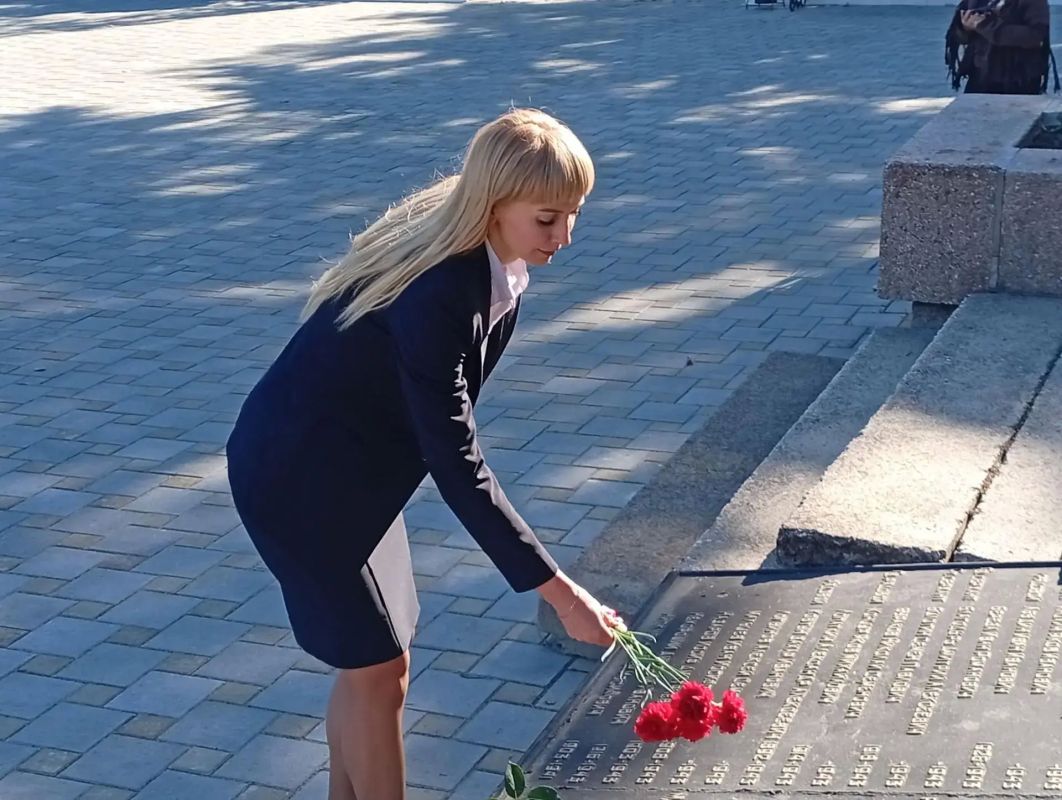Николай Руппель: В День освобождения Донбасса вместе с коллегами пришли к месту силы ясиноватцев – на площадь Славы, чтобы поклониться памяти наших героев-освободителей Николай Руппель: В День освобождения Донбасса вместе с коллегами пришли к месту силы ясиноватцев – на площадь Славы, чтобы поклониться памяти наших героев-освободителей