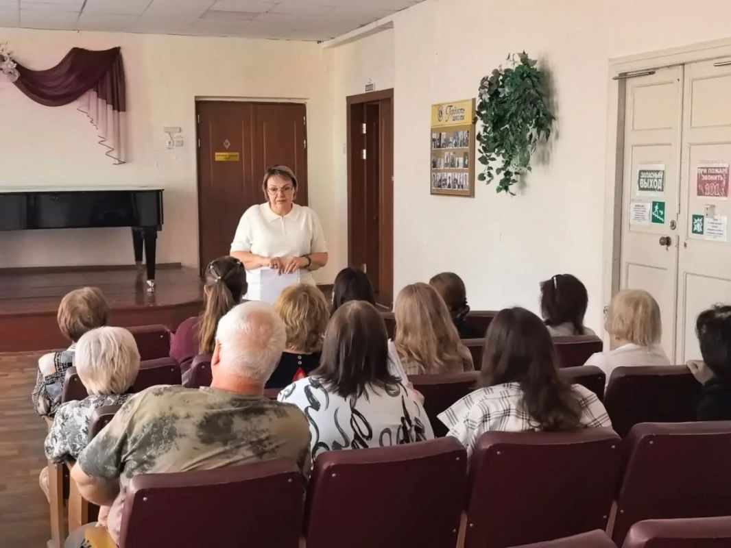 8 сентября, депутат Макеевского городского совета Татьяна Репунова провела встречу с трудовым коллективом Муниципального бюджетного учреждения дополнительного образования "Детская музыкальная школа городского округа Макеевка 8 сентября, депутат Макеевского городского совета Татьяна Репунова провела встречу с трудовым коллективом Муниципального бюджетного учреждения дополнительного образования "Детская музыкальная школа городского округа Макеевка