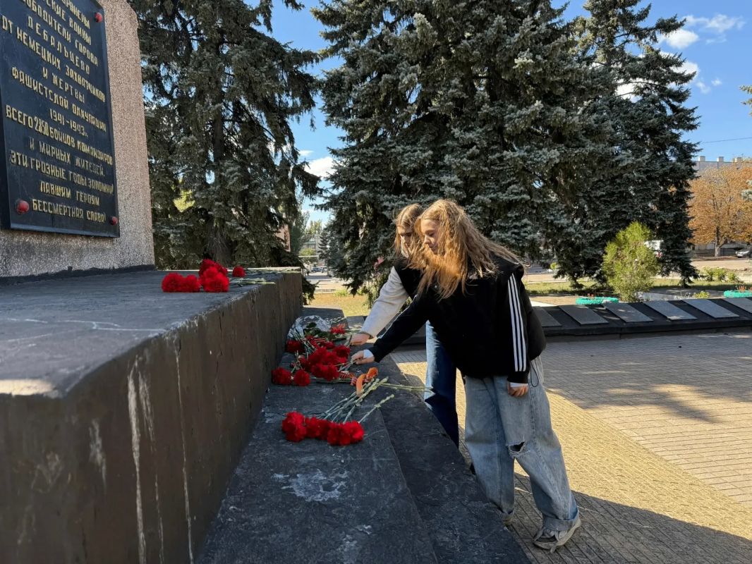 В городском округе Дебальцево в День освобождения Донбасса от немецкофашистских захватчиков молодёжь округа возложила цветы к монументу «Вечная Слава» В городском округе Дебальцево в День освобождения Донбасса от немецкофашистских захватчиков молодёжь округа возложила цветы к монументу «Вечная Слава»