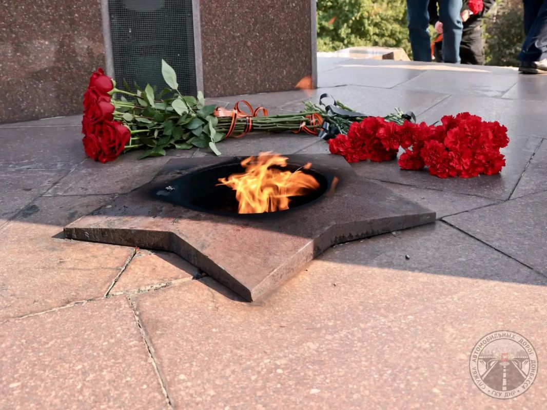 В годовщину освобождения Донбасса от немецко-фашистских захватчиков Денис Тюрин принял участие в церемонии возложения цветов к мемориалу «Жертвам фашизма» в Донецке В годовщину освобождения Донбасса от немецко-фашистских захватчиков Денис Тюрин принял участие в церемонии возложения цветов к мемориалу «Жертвам фашизма» в Донецке