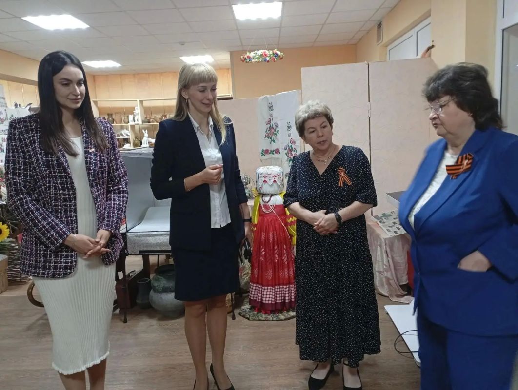 Уникальный подарок, раритет с необычной историей сегодня передала в дар Ясиноватскому городскому музею уполномоченный по правам ребенка Донецкой Народной Республики Таисия Чернявская Уникальный подарок, раритет с необычной историей сегодня передала в дар Ясиноватскому городскому музею уполномоченный по правам ребенка Донецкой Народной Республики Таисия Чернявская