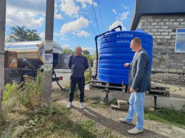 В рамках протокольного поручения Главы Донецкой Народной Республики Дениса Пушилина депутат Торезского городского совета Иван Масленников проконтролировал подвоз воды в установленную ёмкость по адресу: ул. 50 лет ВЛКСМ