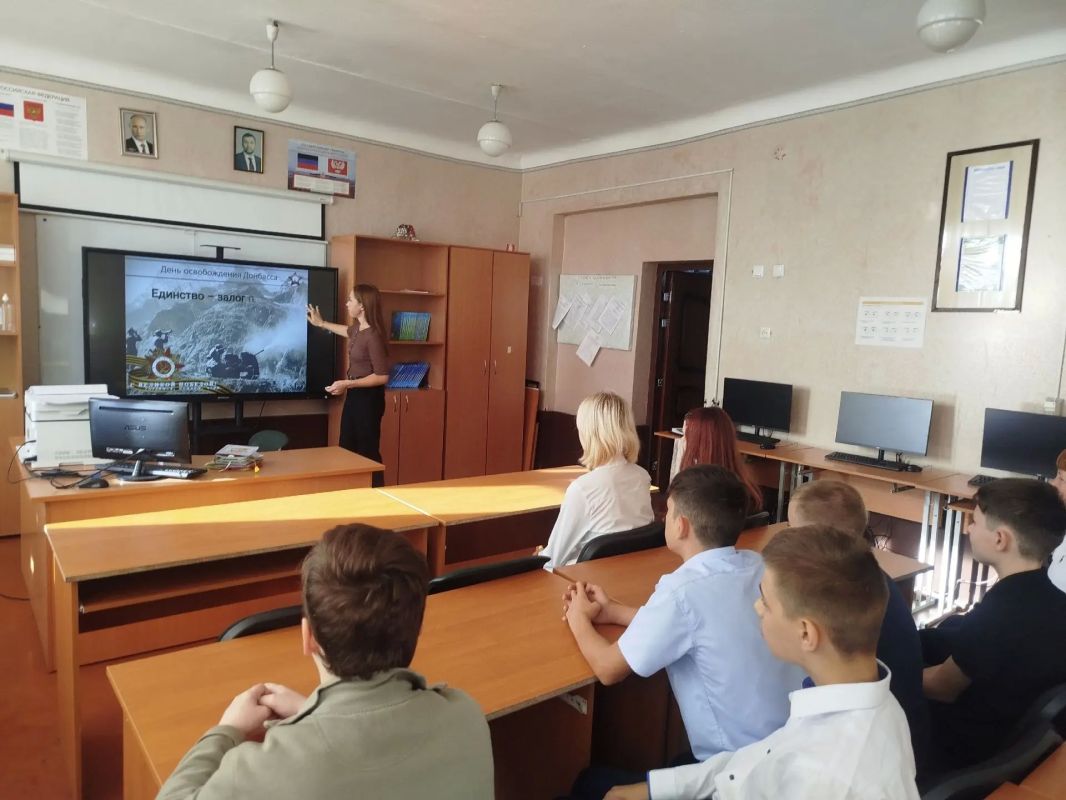В школах Ждановки прошли мероприятия, посвященные Дню Освобождения Донбасса В школах Ждановки прошли мероприятия, посвященные Дню Освобождения Донбасса