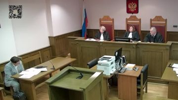 Неоднократное заключение договора ГПХ для выполнения работником одной и той же функции свидетельствует о фактических трудовых отношениях, разъяснил ВС России