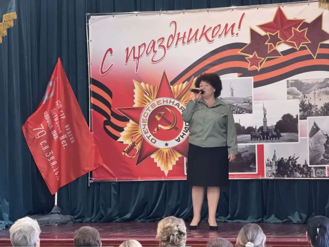 Сегодня, в Зугрэсском Дворце культуры состоялась тематическая программа «Живи и помни», посвящённая Дню Освобождения Донбасса Сегодня, в Зугрэсском Дворце культуры состоялась тематическая программа «Живи и помни», посвящённая Дню Освобождения Донбасса