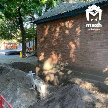 Малыши из детсада «Кораблик» в Седово могут провалиться в котлован: ямы ничем не огорожены