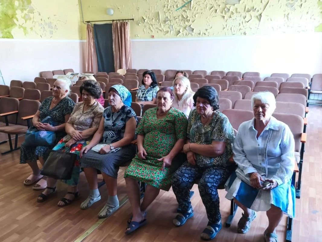 В Светлодарском Дворце культуры прошёл литературный час к Дню языков народов России В Светлодарском Дворце культуры прошёл литературный час к Дню языков народов России