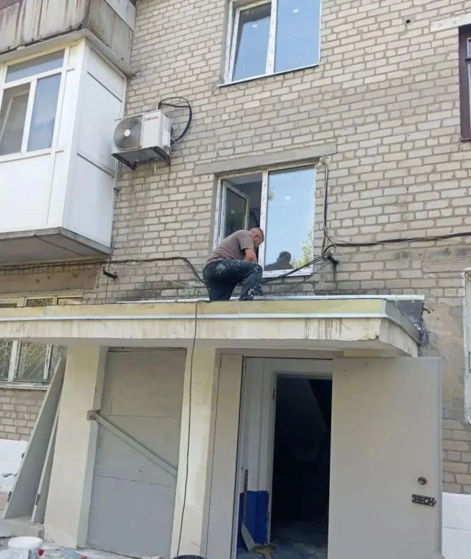Хабаровский край провел этап отделочных работ в подъезде многоквартирного дома в Дебальцево Хабаровский край провел этап отделочных работ в подъезде многоквартирного дома в Дебальцево