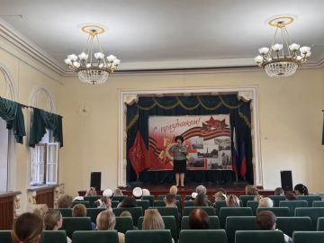 Сегодня, в Зугрэсском Дворце культуры состоялась тематическая программа «Живи и помни», посвящённая Дню Освобождения Донбасса