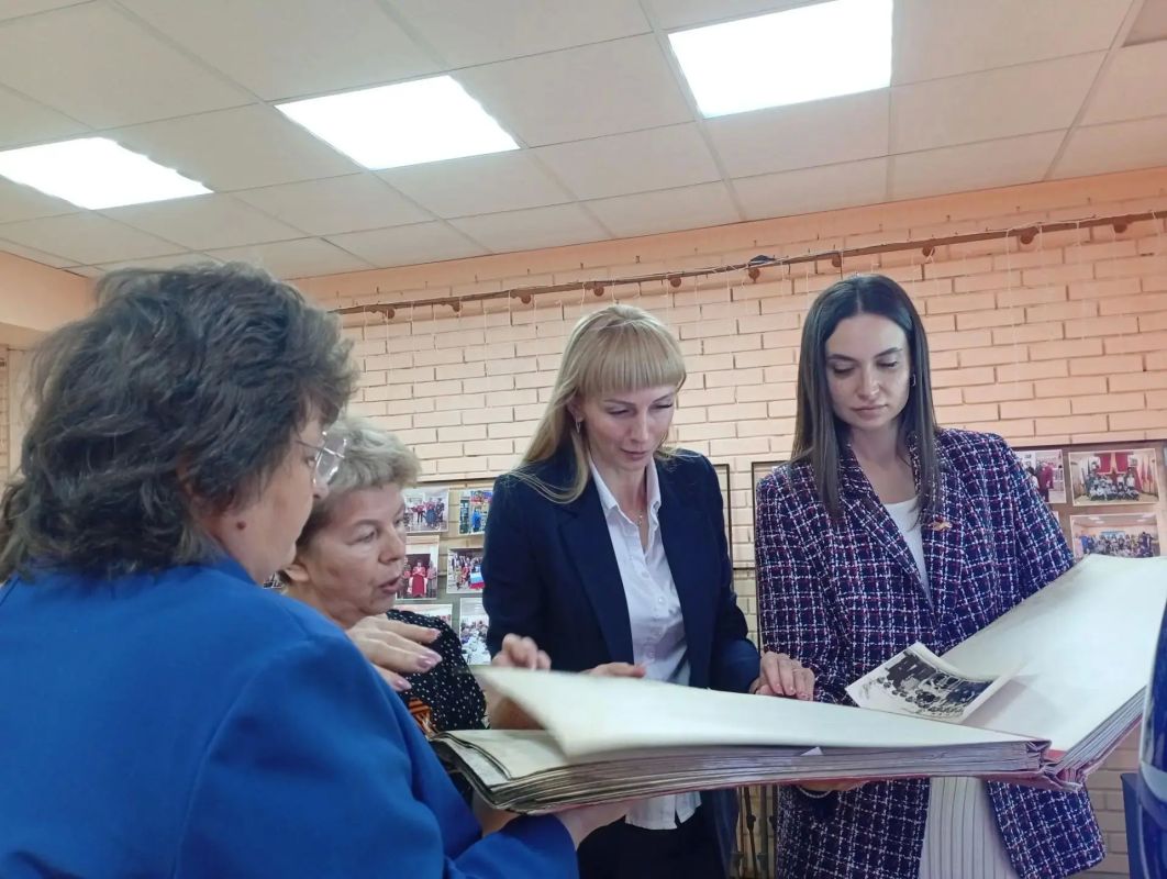 Уникальный подарок, раритет с необычной историей сегодня передала в дар Ясиноватскому городскому музею уполномоченный по правам ребенка Донецкой Народной Республики Таисия Чернявская Уникальный подарок, раритет с необычной историей сегодня передала в дар Ясиноватскому городскому музею уполномоченный по правам ребенка Донецкой Народной Республики Таисия Чернявская