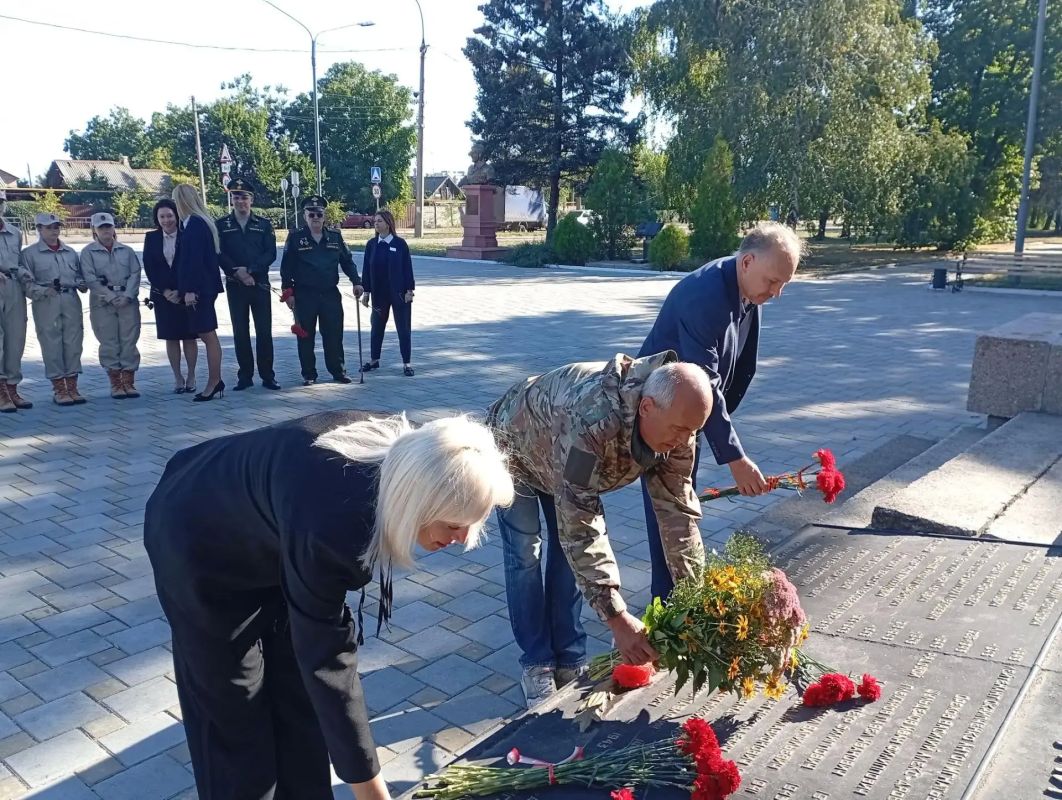 Николай Руппель: В День освобождения Донбасса вместе с коллегами пришли к месту силы ясиноватцев – на площадь Славы, чтобы поклониться памяти наших героев-освободителей Николай Руппель: В День освобождения Донбасса вместе с коллегами пришли к месту силы ясиноватцев – на площадь Славы, чтобы поклониться памяти наших героев-освободителей