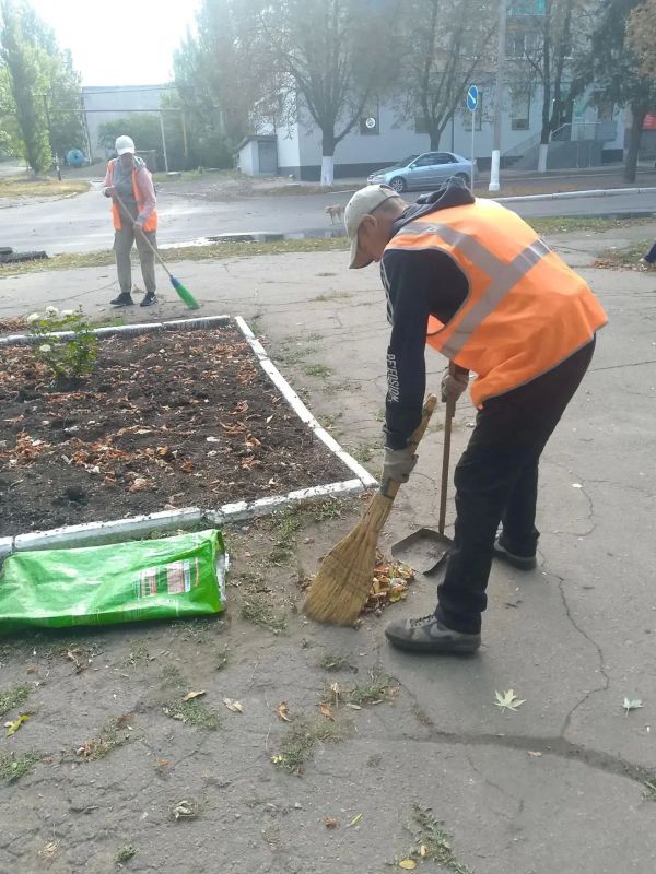 Коммунальщики Снежного продолжают благоустраивать территории общего пользования Коммунальщики Снежного продолжают благоустраивать территории общего пользования