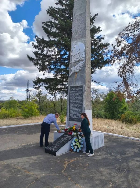 Сегодня, 08 сентября, в День освобождения Донбасса мы склоняем головы перед подвигом героев и возлагаем цветы к их памятникам и братским могилам Сегодня, 08 сентября, в День освобождения Донбасса мы склоняем головы перед подвигом героев и возлагаем цветы к их памятникам и братским могилам