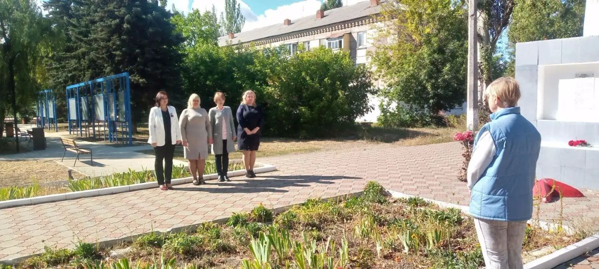 Возложение цветов. 8 сентября в городе Углегорск прошло возложение цветов к памятнику погибшим воинам, посвящённое Дню освобождения Донбасса от немецко-фашистских захватчиков