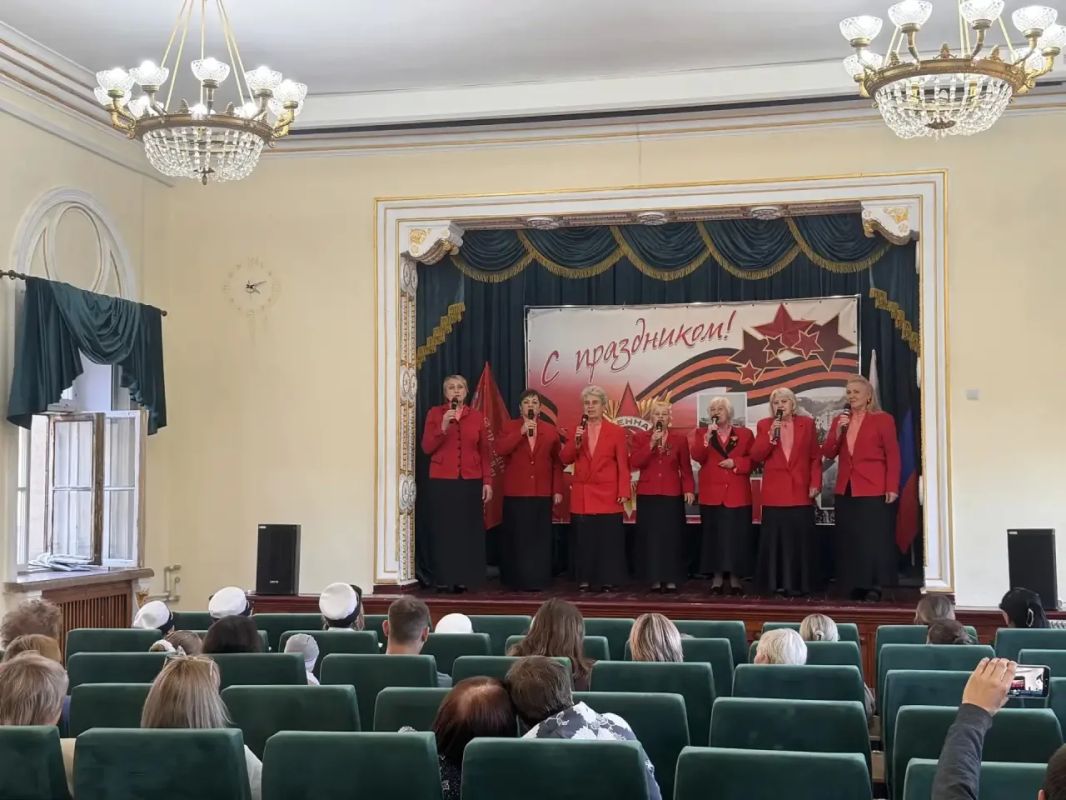 Сегодня, в Зугрэсском Дворце культуры состоялась тематическая программа «Живи и помни», посвящённая Дню Освобождения Донбасса Сегодня, в Зугрэсском Дворце культуры состоялась тематическая программа «Живи и помни», посвящённая Дню Освобождения Донбасса