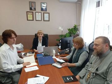 Первый заместитель главы администрации округа Юлия Рачек провела заседание совета по вопросам межнациональных и межконфессиональных отношений при главе Ясиноватского округа