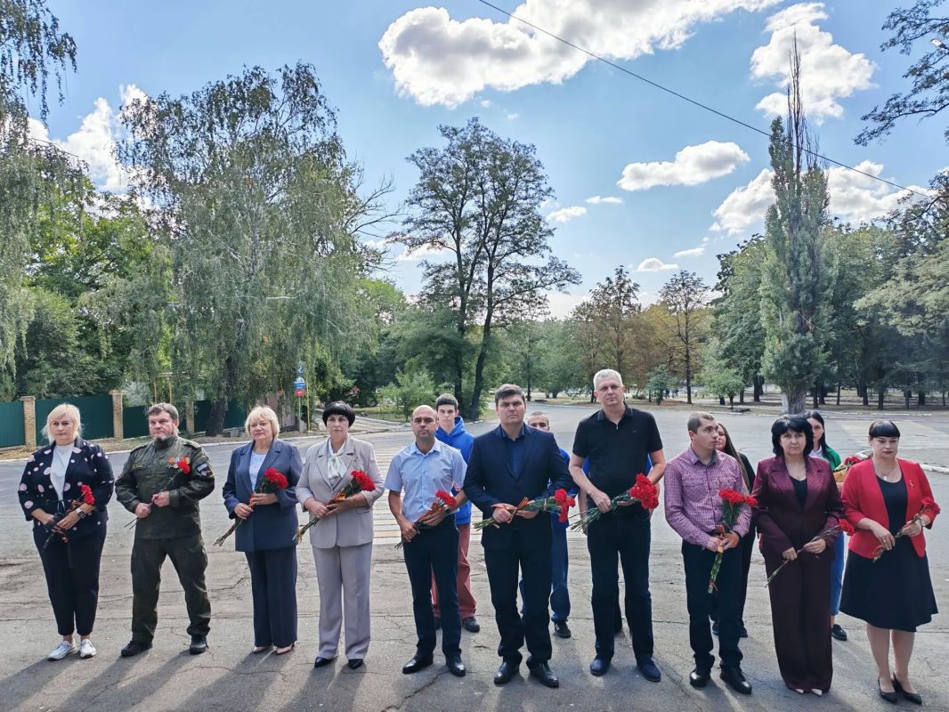В День освобождения Донбасса в Торезе почтили память Героев В День освобождения Донбасса в Торезе почтили память Героев