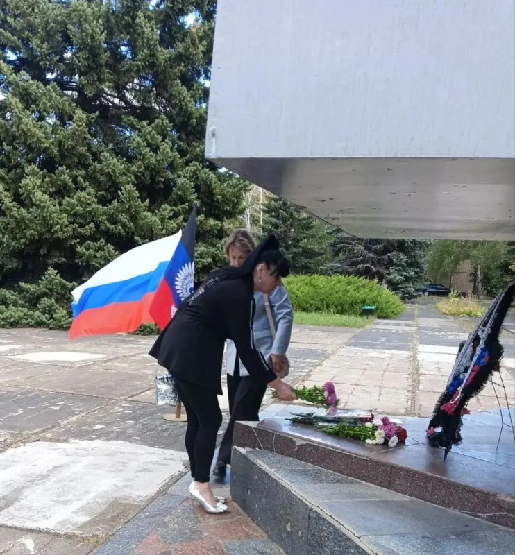 В Светлодарске почтили память защитников Отечества и возложили цветы к памятному знаку воинам-освободителям В Светлодарске почтили память защитников Отечества и возложили цветы к памятному знаку воинам-освободителям
