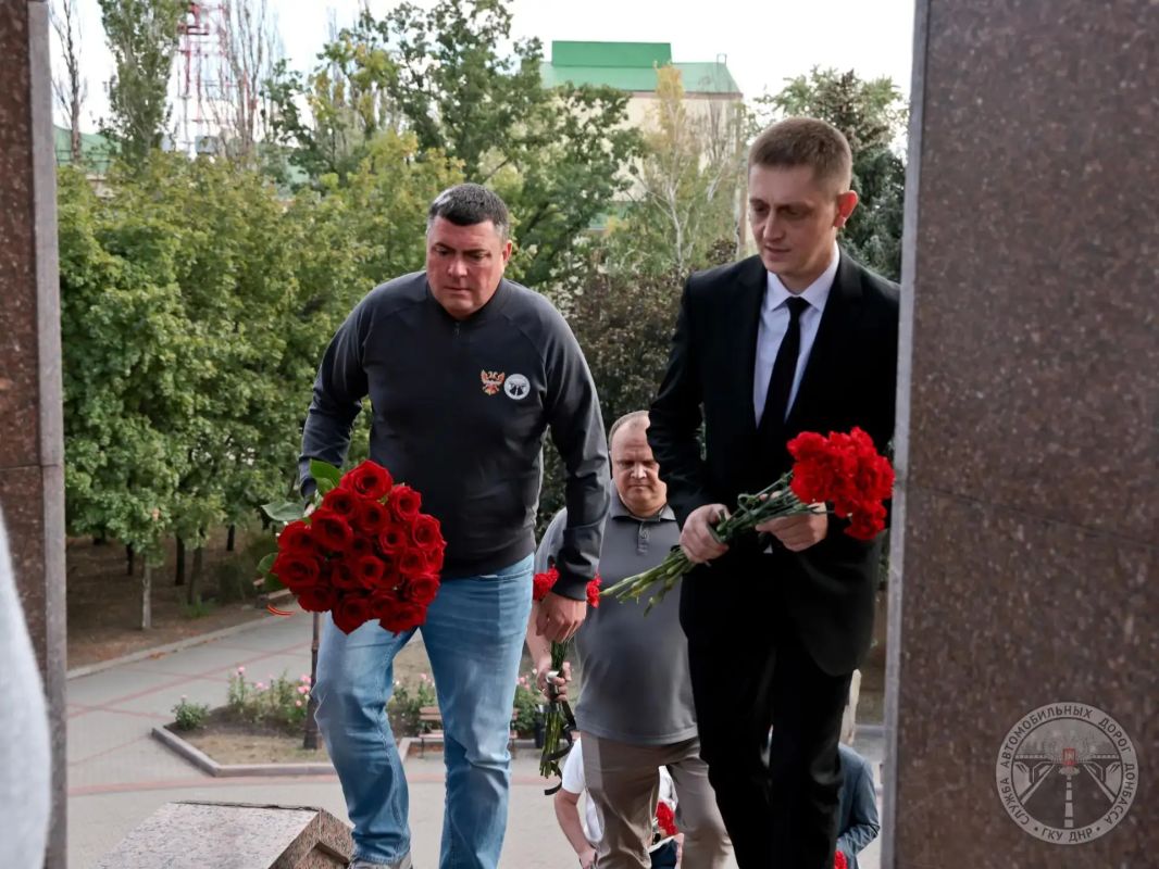 В годовщину освобождения Донбасса от немецко-фашистских захватчиков Денис Тюрин принял участие в церемонии возложения цветов к мемориалу «Жертвам фашизма» в Донецке В годовщину освобождения Донбасса от немецко-фашистских захватчиков Денис Тюрин принял участие в церемонии возложения цветов к мемориалу «Жертвам фашизма» в Донецке