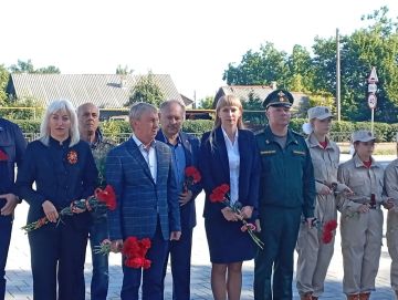 Николай Руппель: В День освобождения Донбасса вместе с коллегами пришли к месту силы ясиноватцев – на площадь Славы, чтобы поклониться памяти наших героев-освободителей