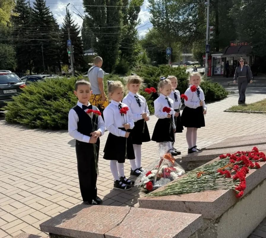 8 сентября, в Государственном бюджетном общеобразовательном учреждении «Лицей № 1 «Лидер» г. о. Макеевки Донецкой Народной Республики» состоялось торжественное возложение цветов к памятным местам 8 сентября, в Государственном бюджетном общеобразовательном учреждении «Лицей № 1 «Лидер» г. о. Макеевки Донецкой Народной Республики» состоялось торжественное возложение цветов к памятным местам