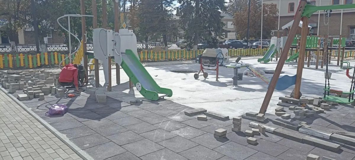 В Дебальцево продолжается благоустройство Центральной площади В Дебальцево продолжается благоустройство Центральной площади