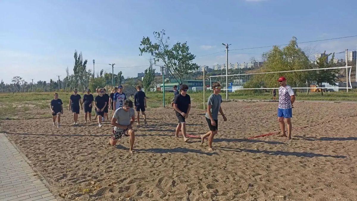 Юные мариупольцы освоили азы пляжного волейбола Юные мариупольцы освоили азы пляжного волейбола