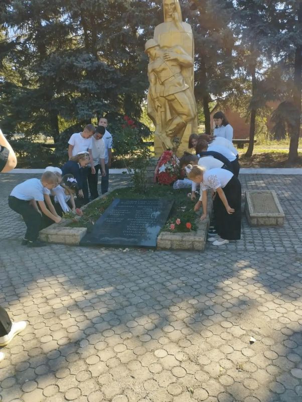 В День освобождения Донбасса жители населенных пунктов нашего округа с глубоким уважением возложили цветы к памятникам, посвященным событиям Великой Отечественной войны В День освобождения Донбасса жители населенных пунктов нашего округа с глубоким уважением возложили цветы к памятникам, посвященным событиям Великой Отечественной войны