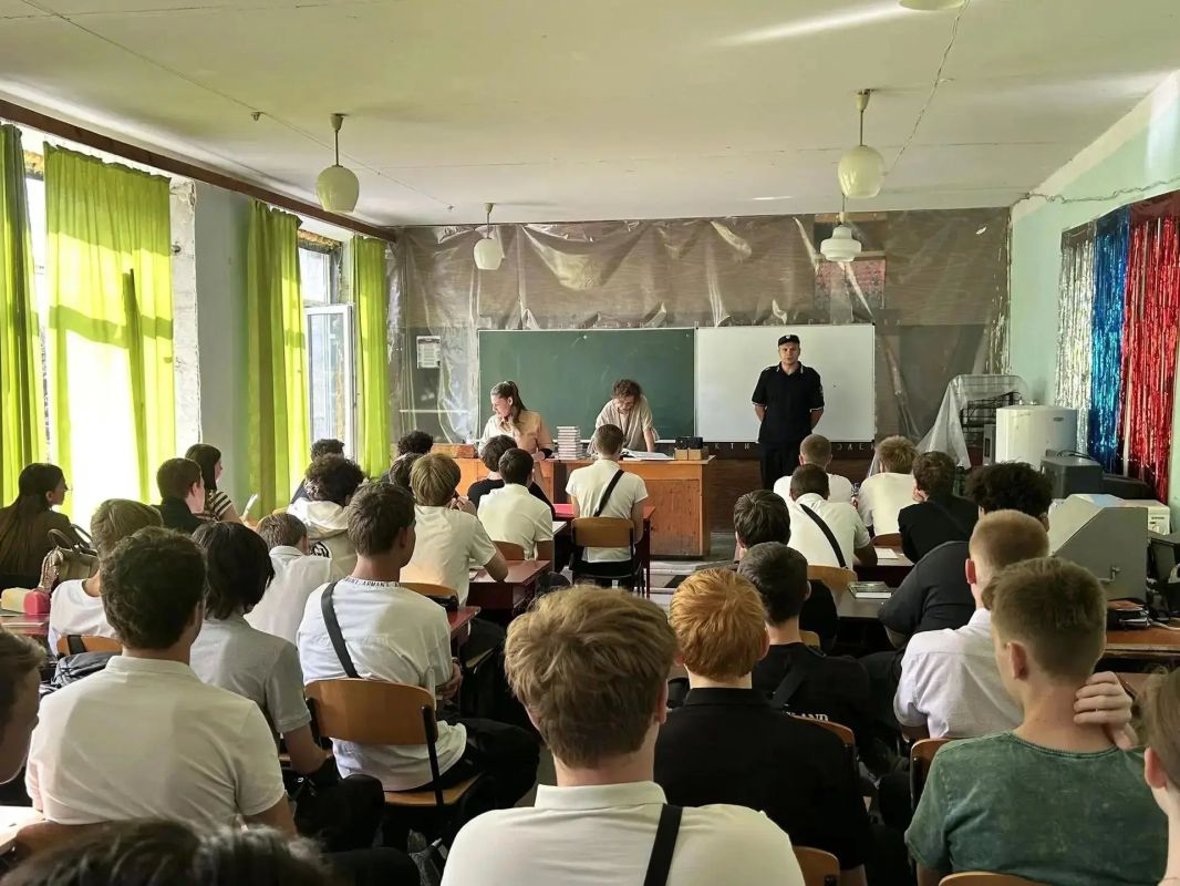 В Мариуполе полицейские провели профилактику для студентов электромеханического колледжа