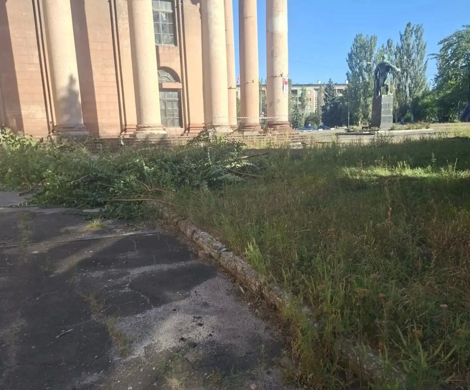Сегодня, 9 сентября, сотрудники МБУДО «Спортивная школа № 2 города Макеевки» провели работы по наведению санитарного порядка возле здания Дворца культуры «Металлургов» Сегодня, 9 сентября, сотрудники МБУДО «Спортивная школа № 2 города Макеевки» провели работы по наведению санитарного порядка возле здания Дворца культуры «Металлургов»