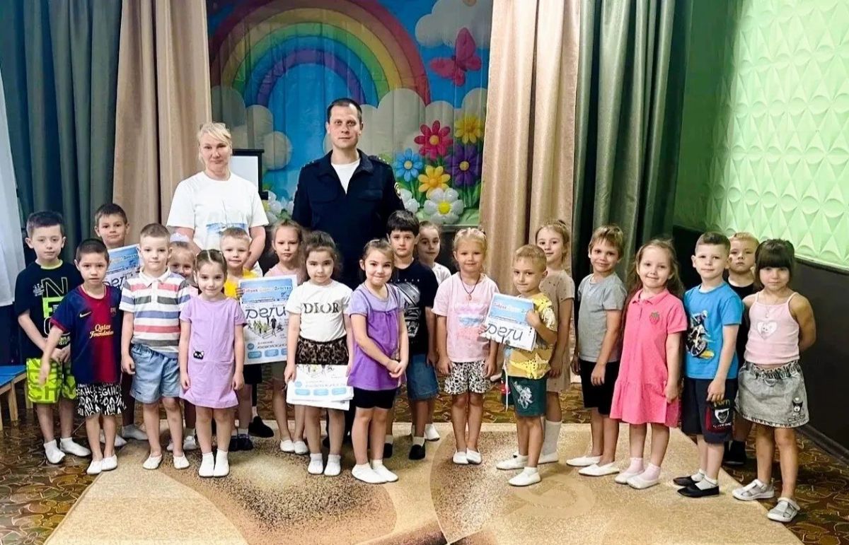 В рамках акции «Маленькие добрые дела» в ГБДОУ «Детский сад №55 г.о Макеевка» прошла важная и добрая встреча с инспектором ГИБДД, чтобы научить малышей главным правилам дорожной безопасности В рамках акции «Маленькие добрые дела» в ГБДОУ «Детский сад №55 г.о Макеевка» прошла важная и добрая встреча с инспектором ГИБДД, чтобы научить малышей главным правилам дорожной безопасности