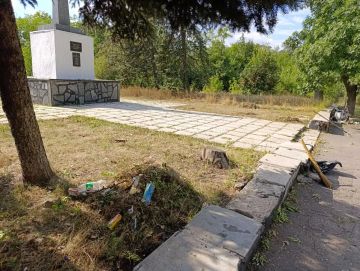 Активист первичного отделения № 551 Единой России привел в порядок территориюБратской могилы шахтеров и Советских воинов в парке им. Воровского