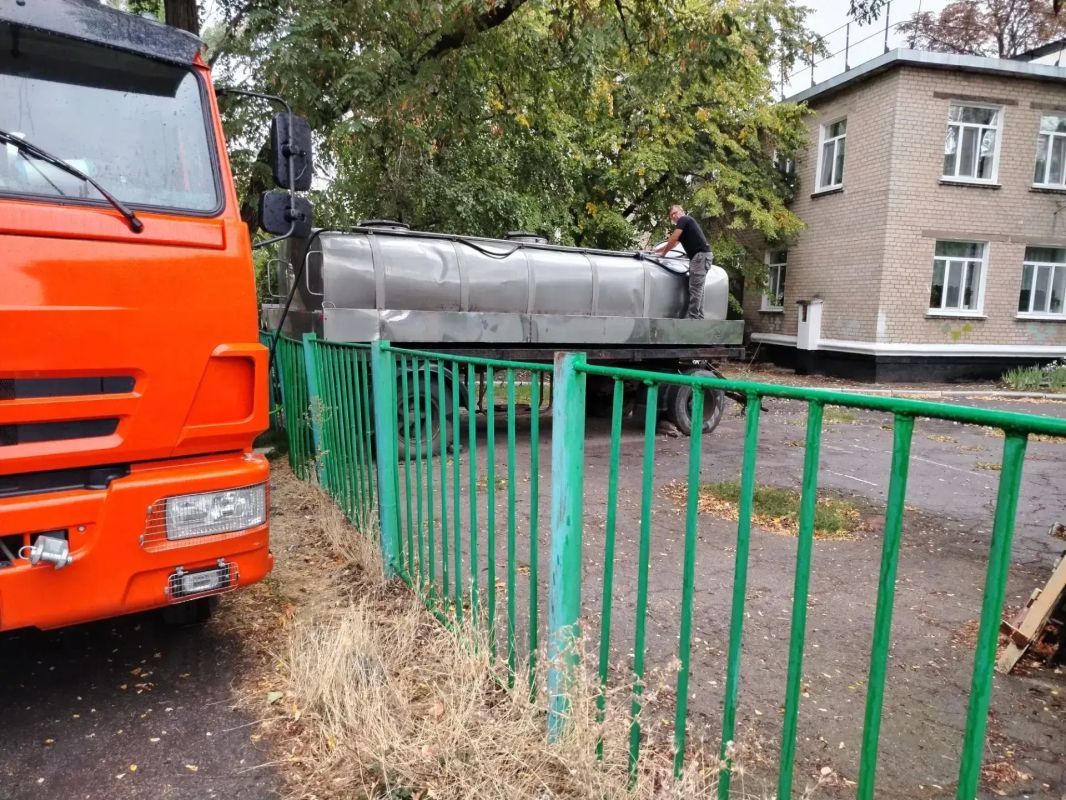 Бригада Самарской области оказала помощь в доставке воды жителям Снежного Бригада Самарской области оказала помощь в доставке воды жителям Снежного