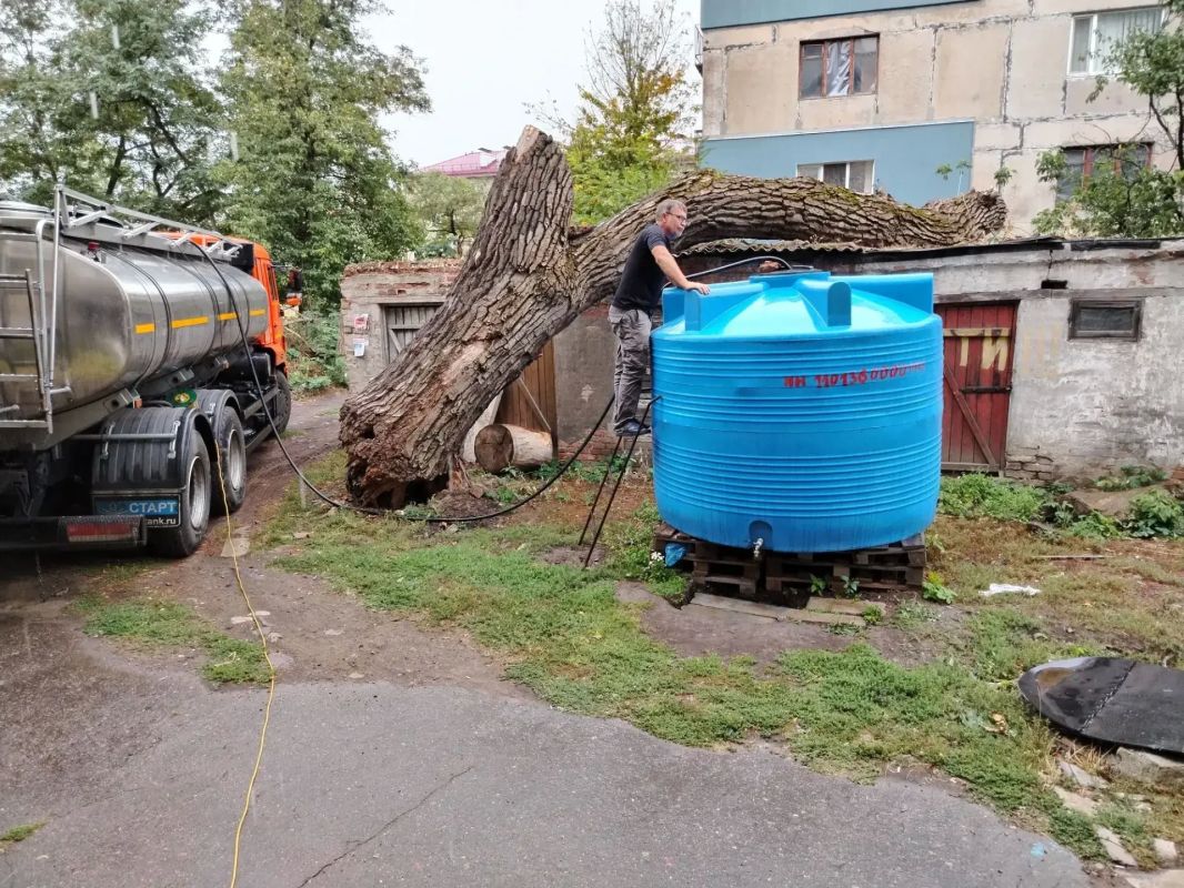 Бригада Самарской области оказала помощь в доставке воды жителям Снежного Бригада Самарской области оказала помощь в доставке воды жителям Снежного
