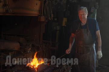Выковал символ выборов: основатель Парка кованых фигур Виктор Бурдук проголосовал досрочно