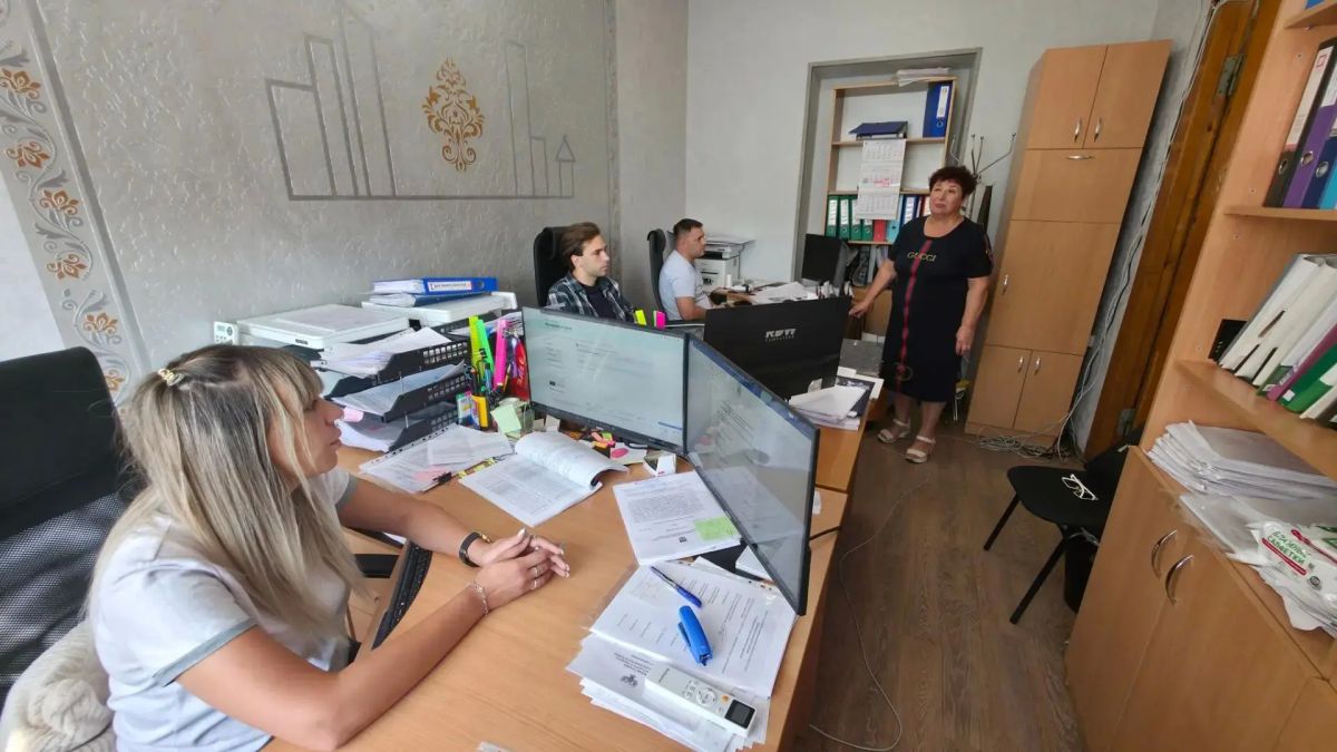 9 сентября Лидия Лифинцова, член Общественного совета провела встречу с трудовым коллективом Отдела архитектуры и градостроительства администрации городского округа Торез