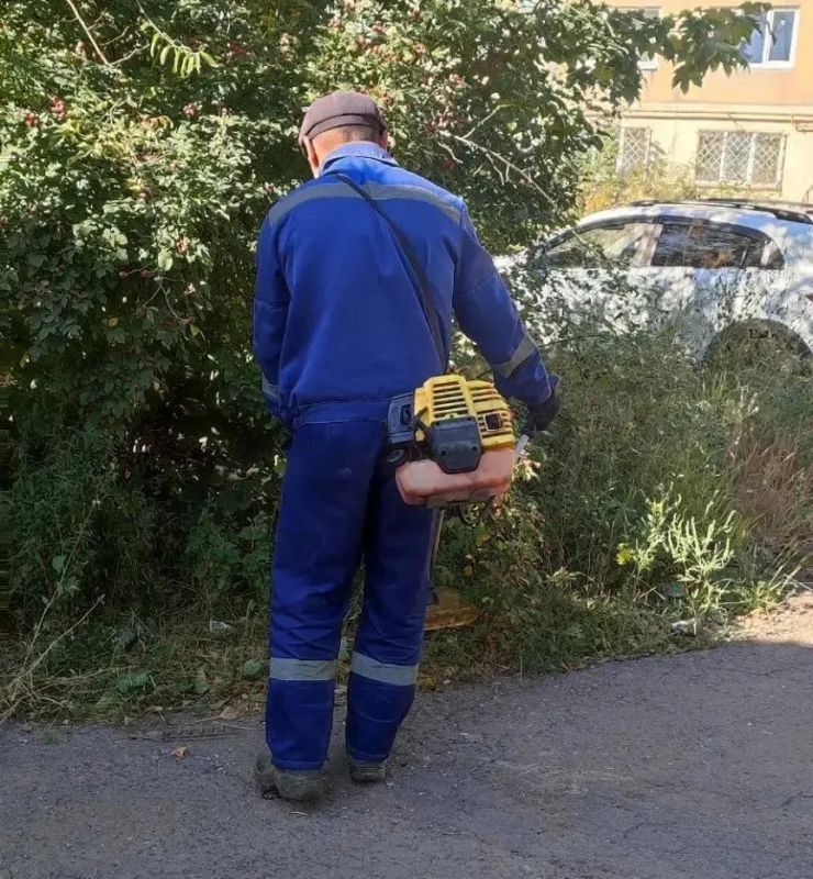 Сегодня, 9 сентября, с целью приведения территории в надлежащее санитарное состояние в Кировском внутригородском районе города Макеевки силами Макеевского филиала НКО «ЕДИНЫЙ РЕГИОНАЛЬНЫЙ ФОНД ПО УПРАВЛЕНИЮ МНОГОКВАРТИРНЫМИ... Сегодня, 9 сентября, с целью приведения территории в надлежащее санитарное состояние в Кировском внутригородском районе города Макеевки силами Макеевского филиала НКО «ЕДИНЫЙ РЕГИОНАЛЬНЫЙ ФОНД ПО УПРАВЛЕНИЮ МНОГОКВАРТИРНЫМИ...