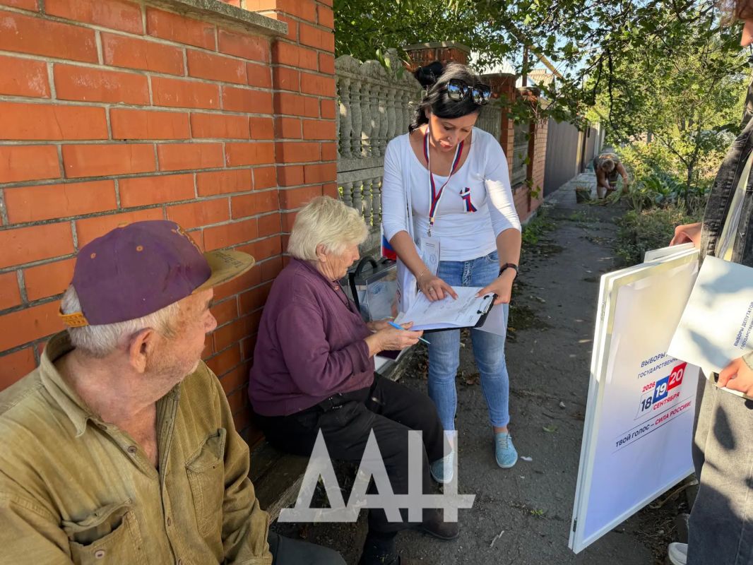 Быстро и безопасно. Корреспондент ДАН увидел, как проходит процесс предварительного голосования на выборах в Государственную думу в Донецке Быстро и безопасно. Корреспондент ДАН увидел, как проходит процесс предварительного голосования на выборах в Государственную думу в Донецке