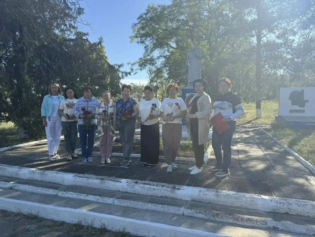 В День освобождения Донбасса жители населенных пунктов нашего округа с глубоким уважением возложили цветы к памятникам, посвященным событиям Великой Отечественной войны В День освобождения Донбасса жители населенных пунктов нашего округа с глубоким уважением возложили цветы к памятникам, посвященным событиям Великой Отечественной войны