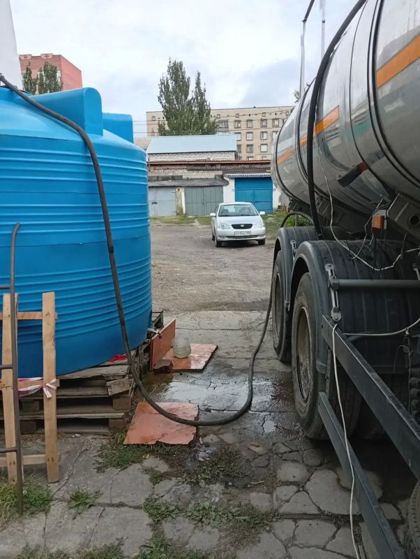 Бригада Самарской области оказала помощь в доставке воды жителям Снежного Бригада Самарской области оказала помощь в доставке воды жителям Снежного
