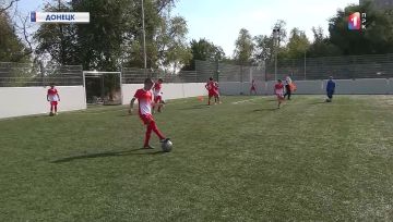Молодёжь «ставит» на спорт: новое футбольное поле и подарки для донецкой команды!