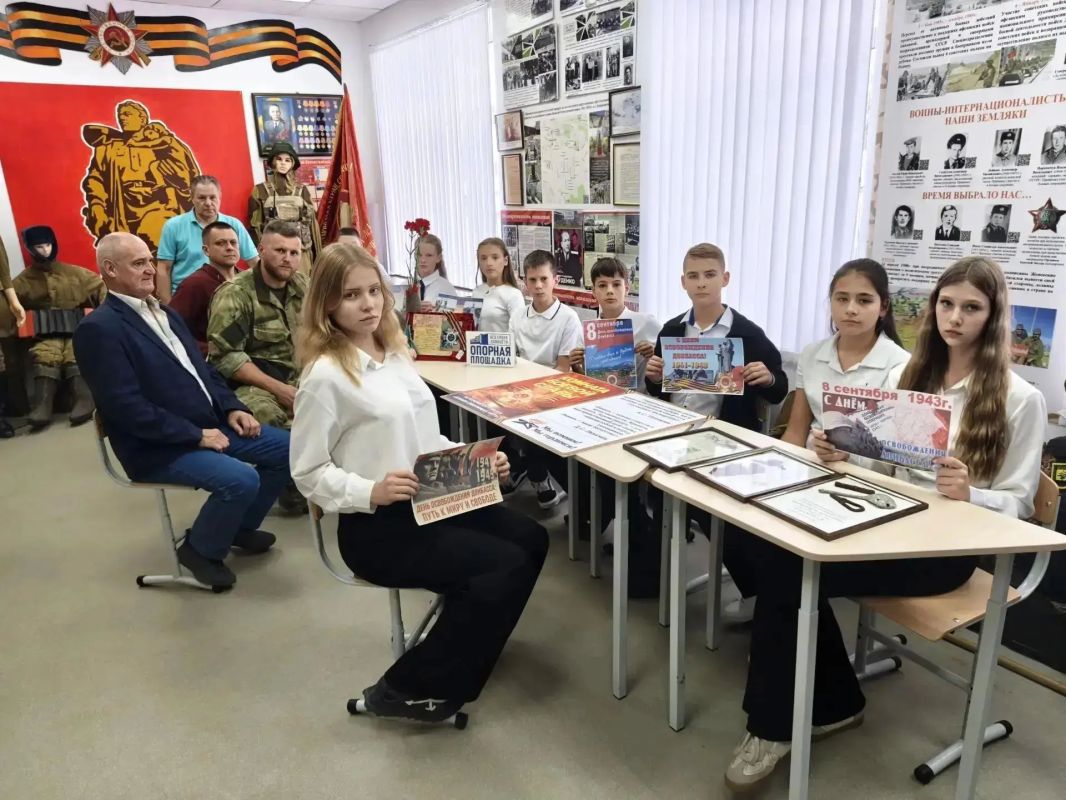 Депутат Амвросиевского муниципального Совета Михаил Богомолец принял участие в мероприятии, посвящённом 83-й годовщине освобождения Донбасса от немецко-фашистских оккупантов, которое прошло в Амвросиевской школе №6 Депутат Амвросиевского муниципального Совета Михаил Богомолец принял участие в мероприятии, посвящённом 83-й годовщине освобождения Донбасса от немецко-фашистских оккупантов, которое прошло в Амвросиевской школе №6
